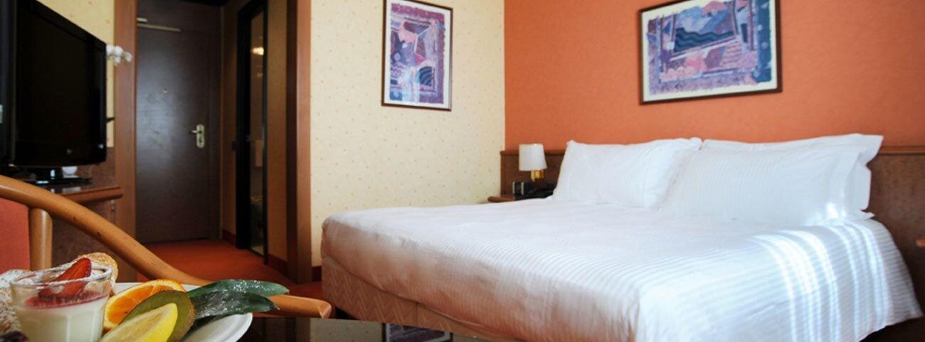 Meditur Hotel Pomezia Luaran gambar