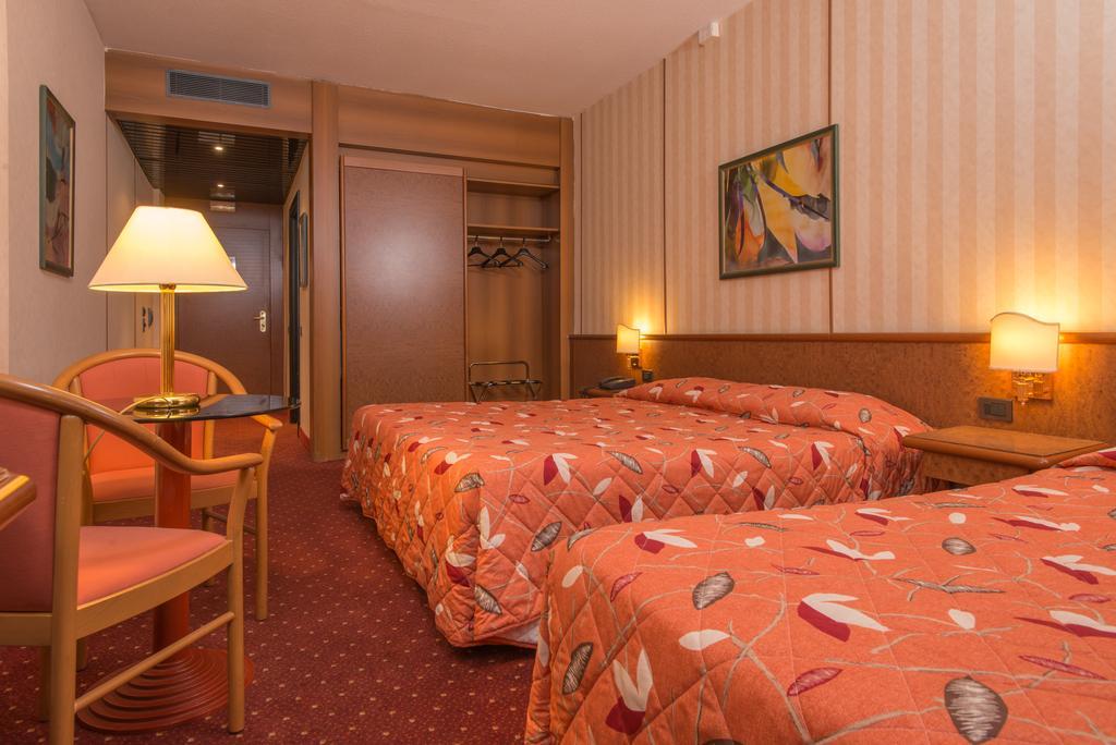 Meditur Hotel Pomezia Luaran gambar