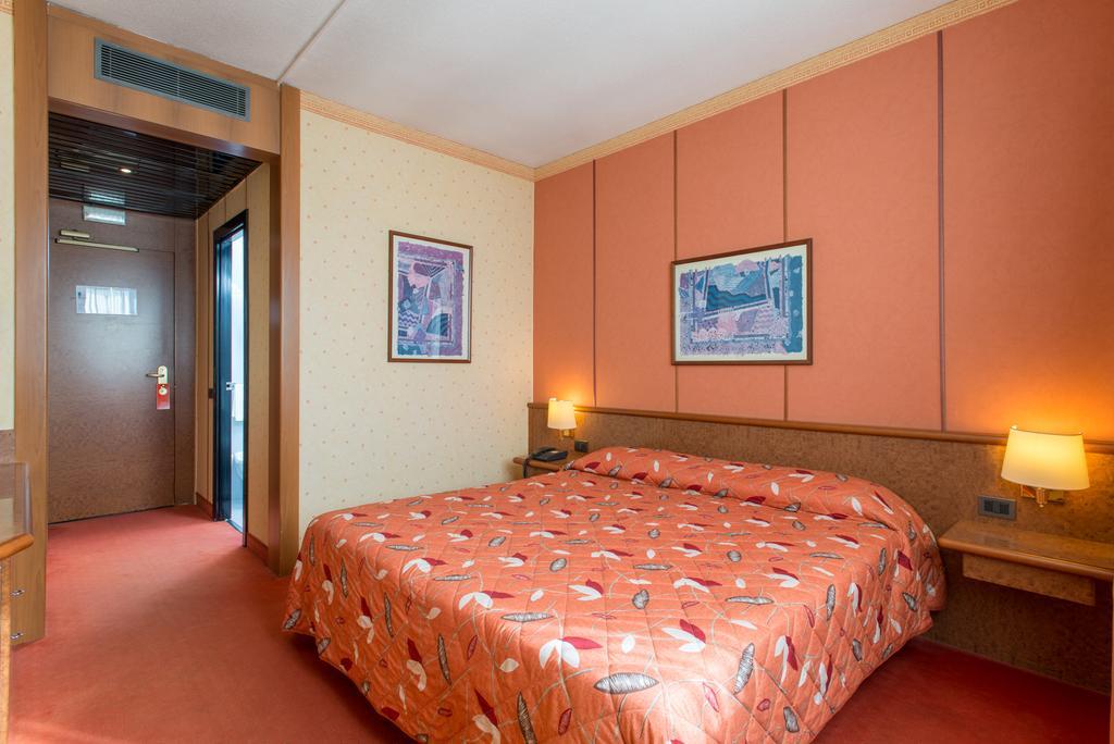Meditur Hotel Pomezia Luaran gambar