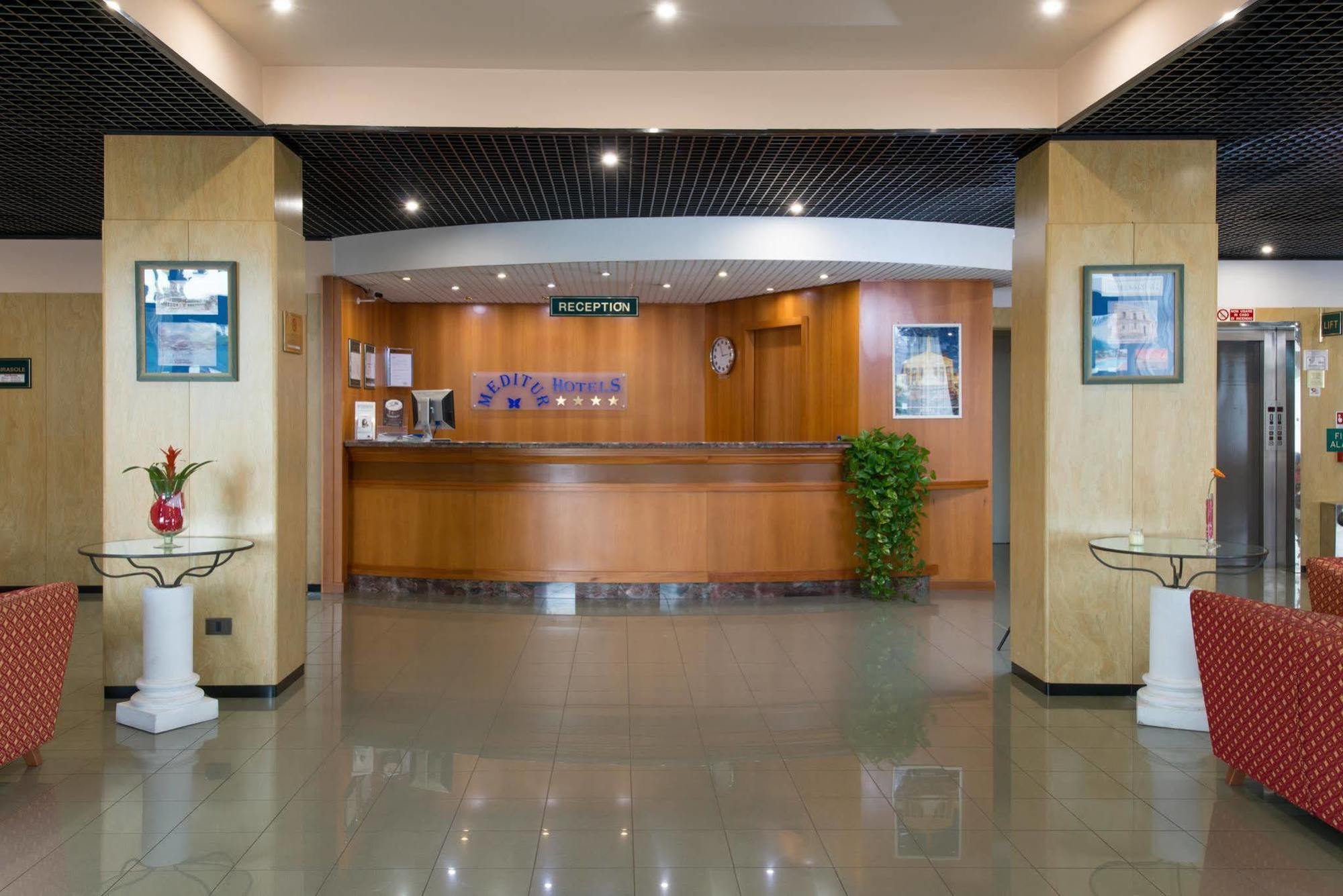 Meditur Hotel Pomezia Luaran gambar